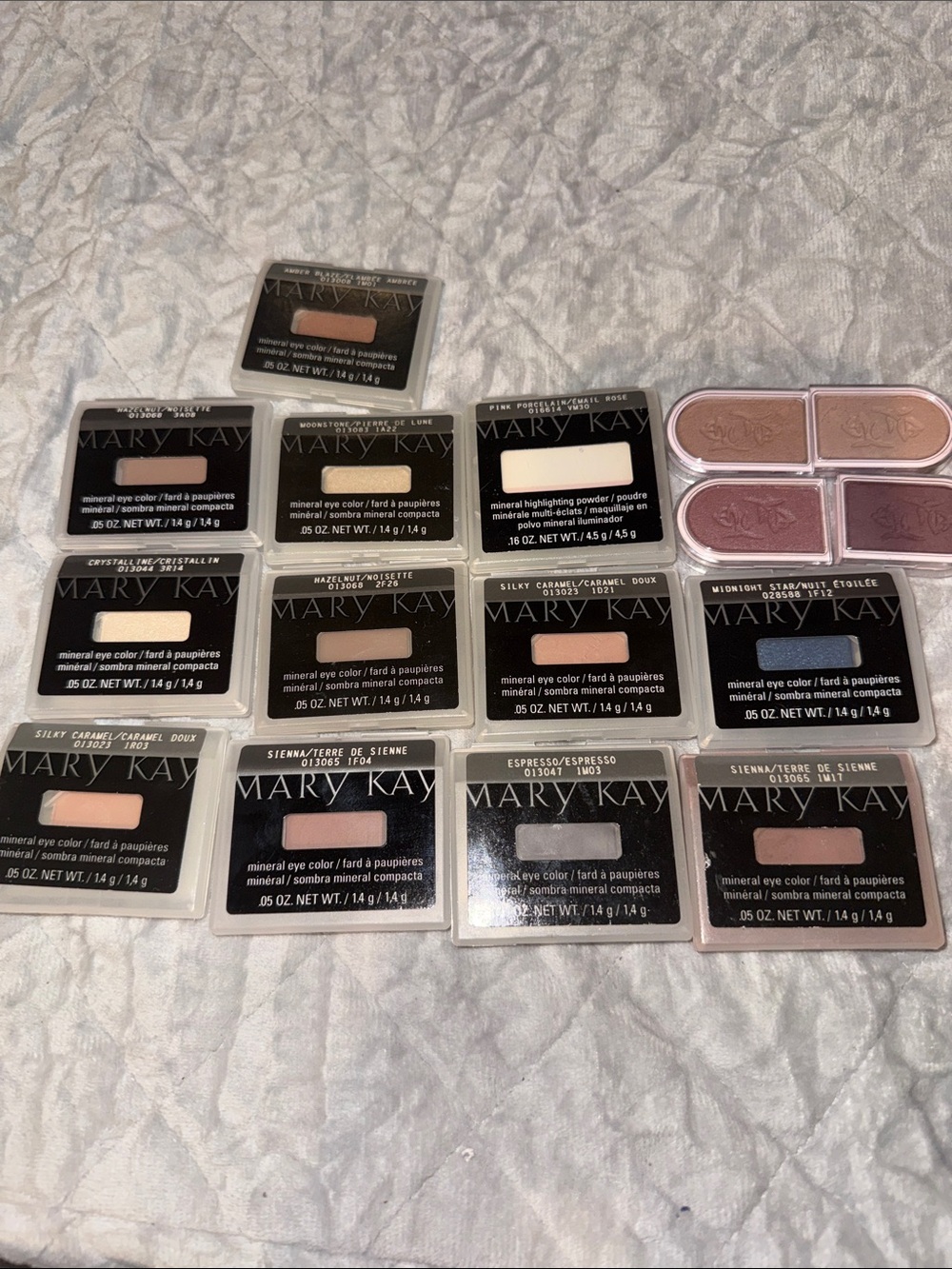 Mary Kay Eye Shadow Lot- 14 eyeshadows, 1 highlighter brand new